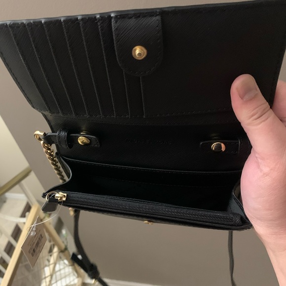 Selling my MK phone bag. 💯 % authentic. - Picture 5 of 6